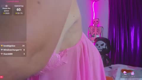 Snapshot of avril_jonson chatting on October 24, 10:28 pm avril_jonson online show from October 24, 10:28 pm