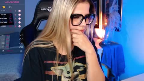 Snapshot of avrill_morgan chatting on December 9, 11:03 pm Avrill Morgan online show from December 9, 11:03 pm