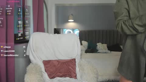 Snapshot of awesome_jolie chatting on October 3, 10:23 am Jolie online show from October 3, 10:23 am