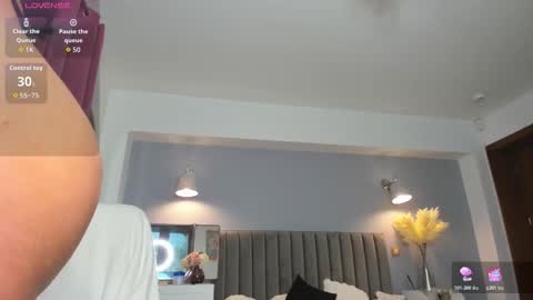 Snapshot of awesome_jolie chatting on December 14, 8:09 am Jolie online show from December 14, 8:09 am