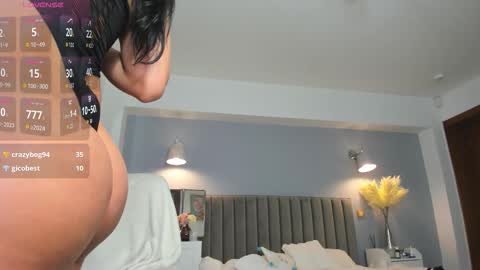 Snapshot of awesome_jolie chatting on December 18, 5:35 am Jolie online show from December 18, 5:35 am