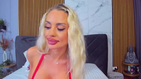 Snapshot of awww_ella chatting on December 16, 9:14 am Ella online show from December 16, 9:14 am