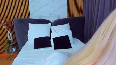 Snapshot of awww_ella chatting on February 10, 5:03 am Ella online show from February 10, 5:03 am