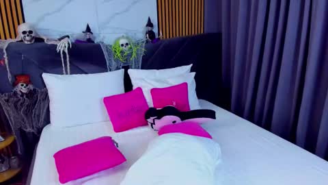 Snapshot of awww_ella chatting on October 29, 5:10 am Ella online show from October 29, 5:10 am