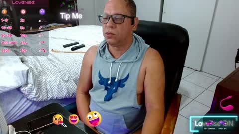 Snapshot of axel264 chatting on April 1, 7:42 am Alex online show from April 1, 7:42 am