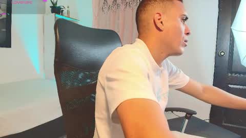 Snapshot of axel__fierro chatting on April 4, 10:51 pm axel__fierro online show from April 4, 10:51 pm