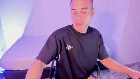 axel__fierro online show from April 19, 8:00 pm