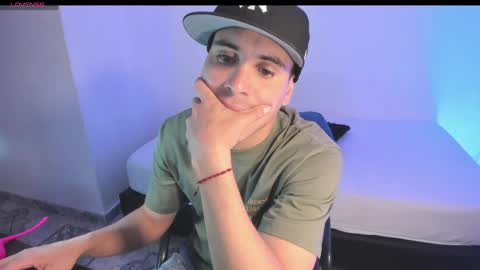 axel__fierro online show from May 3, 8:04 pm