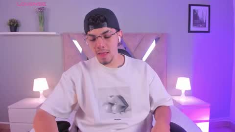 Yooung King  online show from March 13, 2:56 pm