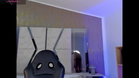 axel_grey_ online show from May 1, 12:43 pm