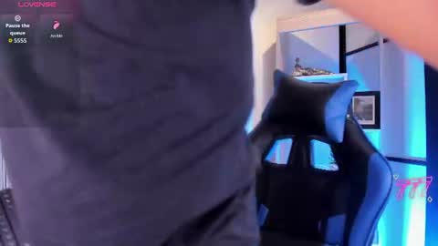 axel_grey_ online show from July 3, 5:25 am
