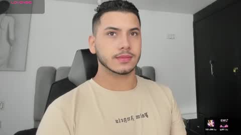 axel_grey_ online show from July 12, 12:40 pm