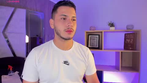 axel_grey_ online show from August 1, 12:48 pm