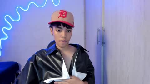 Snapshot of axel_luxxx chatting on April 9, 1:05 pm Axel online show from April 9, 1:05 pm