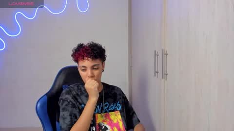 Snapshot of axel_luxxx chatting on April 13, 1:05 pm Axel online show from April 13, 1:05 pm