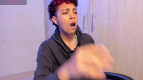 Snapshot of axel_luxxx chatting on April 14, 2:45 pm Axel online show from April 14, 2:45 pm