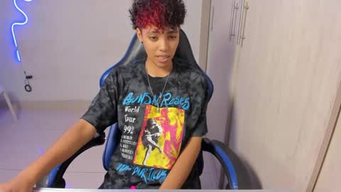 Snapshot of axel_luxxx chatting on April 15, 1:51 pm Axel online show from April 15, 1:51 pm