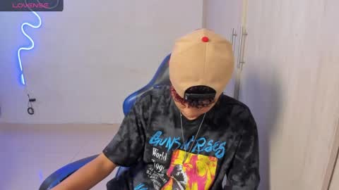 Snapshot of axel_luxxx chatting on April 15, 7:58 pm Axel online show from April 15, 7:58 pm