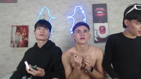 axel_milo_and_kairo online show from November 15, 8:38 pm