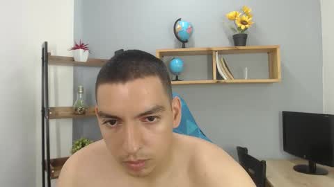 Snapshot of axel_stones_ chatting on October 22, 2:39 pm axel_stones_ online show from October 22, 2:39 pm