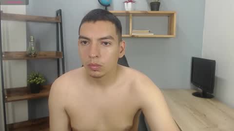 Snapshot of axel_stones_ chatting on November 9, 2:59 pm axel_stones_ online show from November 9, 2:59 pm