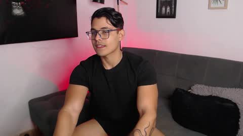 Snapshot of axell_dior chatting on March 20, 10:53 am axell online show from March 20, 10:53 am