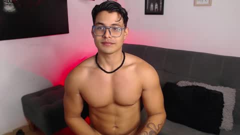 Snapshot of axell_dior chatting on March 21, 9:47 am axell online show from March 21, 9:47 am