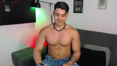 Snapshot of axell_dior chatting on April 14, 4:35 pm axell online show from April 14, 4:35 pm