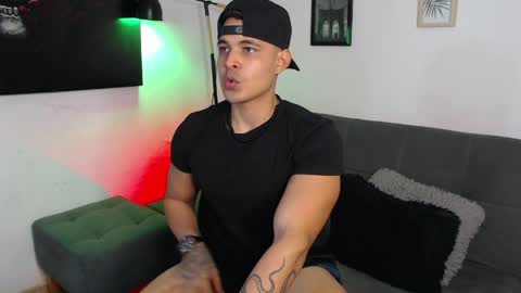 Snapshot of axell_dior chatting on April 16, 2:23 am axell online show from April 16, 2:23 am