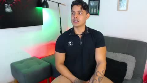 Snapshot of axell_dior chatting on April 30, 9:19 pm axell online show from April 30, 9:19 pm
