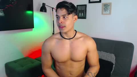 Snapshot of axell_dior chatting on June 13, 12:36 pm axell online show from June 13, 12:36 pm