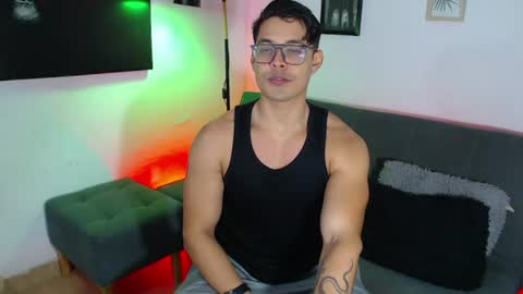 Snapshot of axell_dior chatting on June 19, 2:27 am axell online show from June 19, 2:27 am
