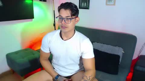 Snapshot of axell_dior chatting on June 20, 2:09 pm axell online show from June 20, 2:09 pm