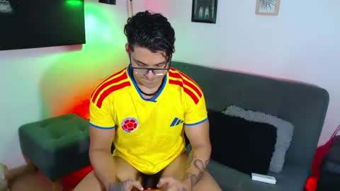 Snapshot of axell_dior chatting on July 4, 1:23 am axell online show from July 4, 1:23 am