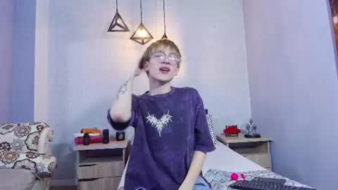 Snapshot of axell_stone chatting on June 21, 2:03 am axell_stone online show from June 21, 2:03 am