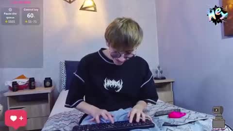 Snapshot of axell_stone chatting on July 10, 9:50 pm axell_stone online show from July 10, 9:50 pm
