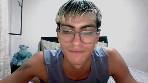 Snapshot of axellatino_ chatting on December 5, 4:09 am Axel online show from December 5, 4:09 am