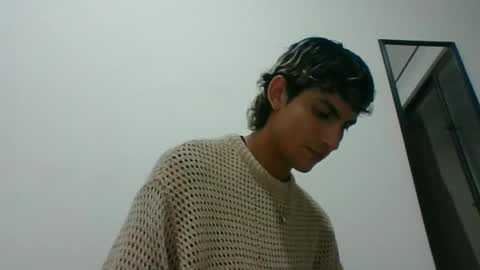 Snapshot of axellatino_ chatting on March 5, 2:36 am Axel online show from March 5, 2:36 am