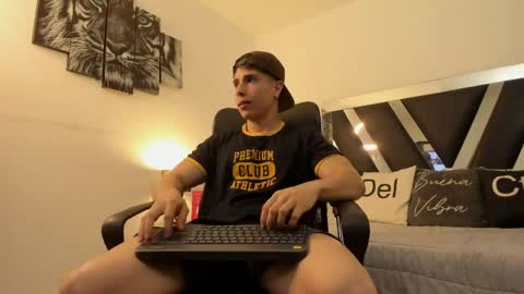axelmartinezz online show from April 22, 8:43 pm