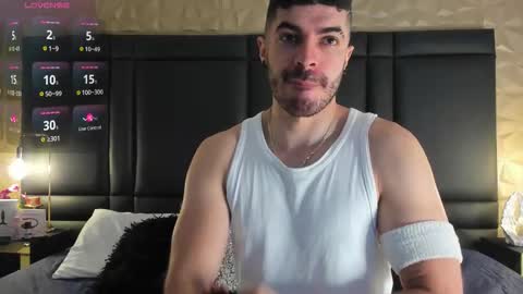 Snapshot of axelthompsom chatting on November 5, 11:43 am Axel Thompsom online show from November 5, 11:43 am