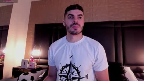 Snapshot of axelthompsom chatting on November 6, 11:33 am Axel Thompsom online show from November 6, 11:33 am