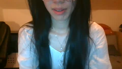 Snapshot of axuepetitt chatting on August 4, 8:33 pm axue online show from August 4, 8:33 pm