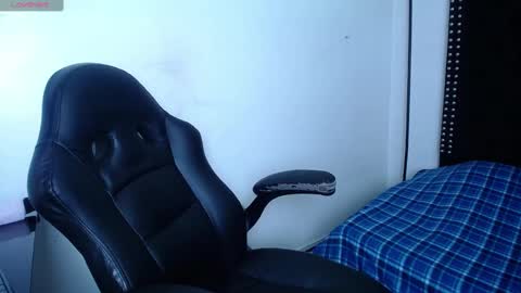 Snapshot of ayliinn_ chatting on March 4, 3:33 am Ayliinn online show from March 4, 3:33 am