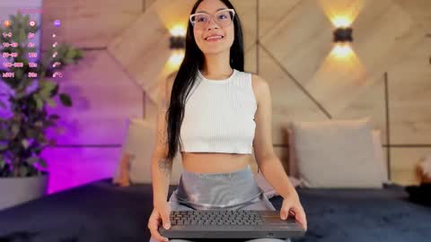 Snapshot of aylin_rousse chatting on October 24, 7:43 pm ayllin online show from October 24, 7:43 pm