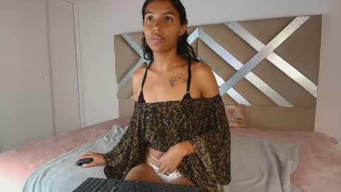 Snapshot of aylin_valerie chatting on June 8, 7:25 pm aylin_valerie online show from June 8, 7:25 pm