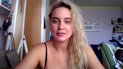 Snapshot of aylinn9999 chatting on July 20, 2:08 pm aylinn9999 online show from July 20, 2:08 pm