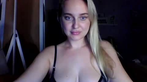 Snapshot of aylinn9999 chatting on July 25, 10:18 pm aylinn9999 online show from July 25, 10:18 pm