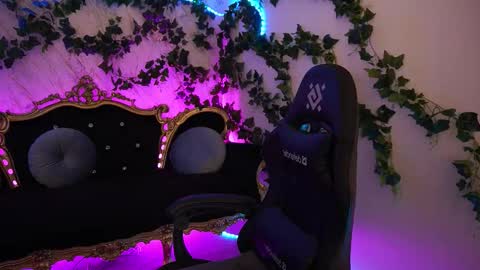 Snapshot of babe_dollie chatting on October 24, 8:00 am Babe online show from October 24, 8:00 am