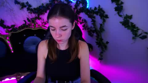 Snapshot of babe_dollie chatting on November 6, 8:15 am Babe online show from November 6, 8:15 am