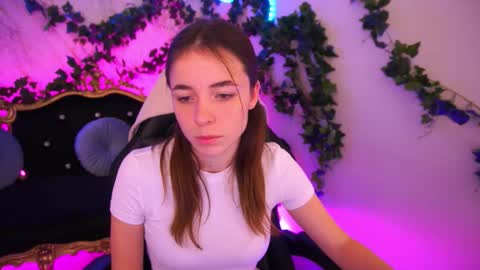 Snapshot of babe_dollie chatting on November 11, 8:14 am Babe online show from November 11, 8:14 am